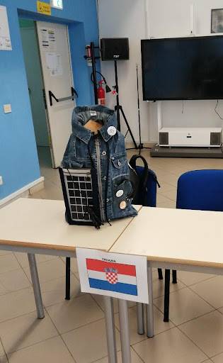 Učenici Ekonomske škole Požega predstavili su svoj izum SolarBag na Siciliji