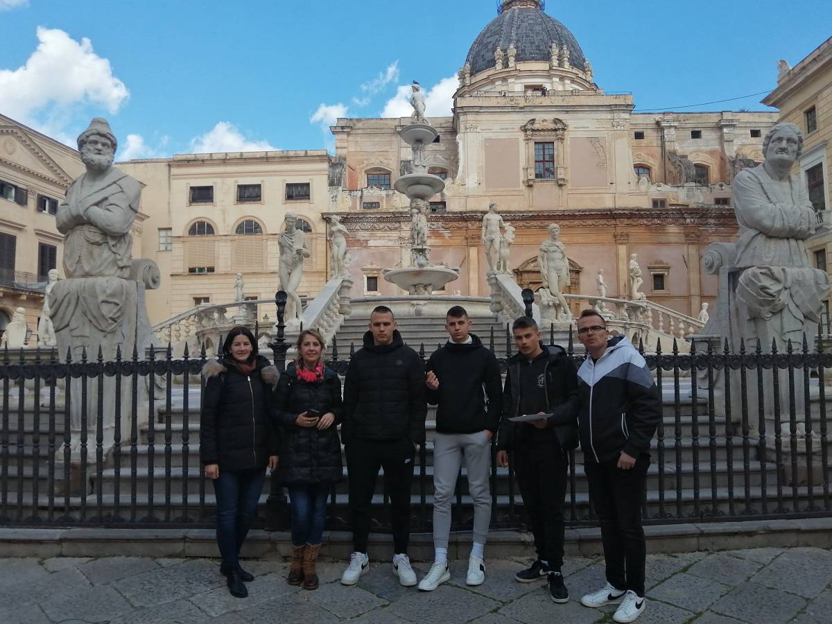 Učenici Ekonomske škole Požega predstavili su svoj izum SolarBag na Siciliji