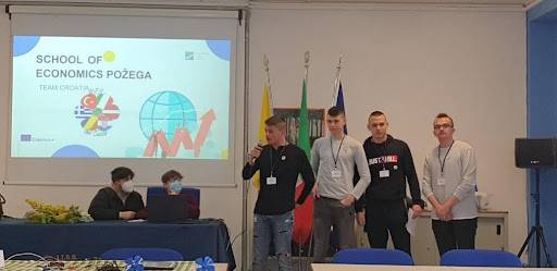 Učenici Ekonomske škole Požega predstavili su svoj izum SolarBag na Siciliji