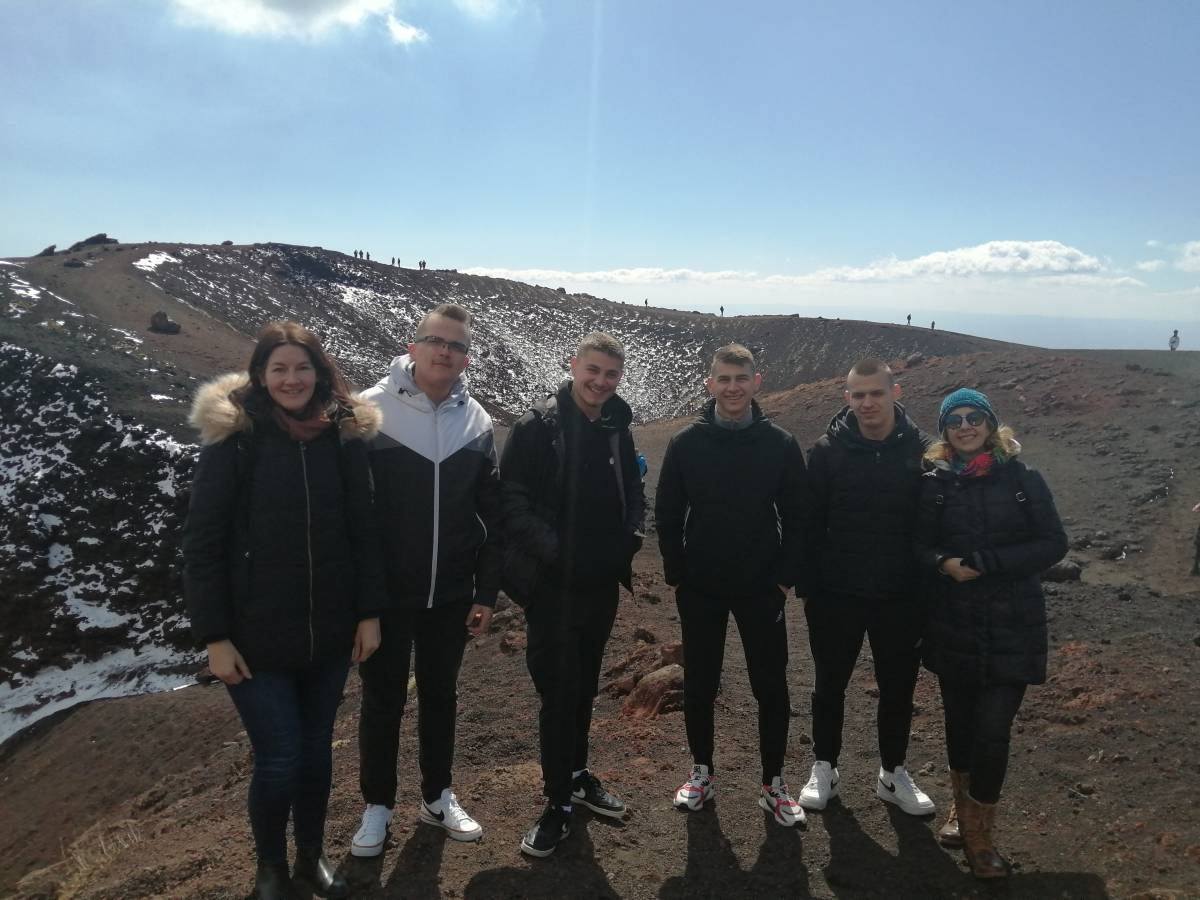 Učenici Ekonomske škole Požega predstavili su svoj izum SolarBag na Siciliji