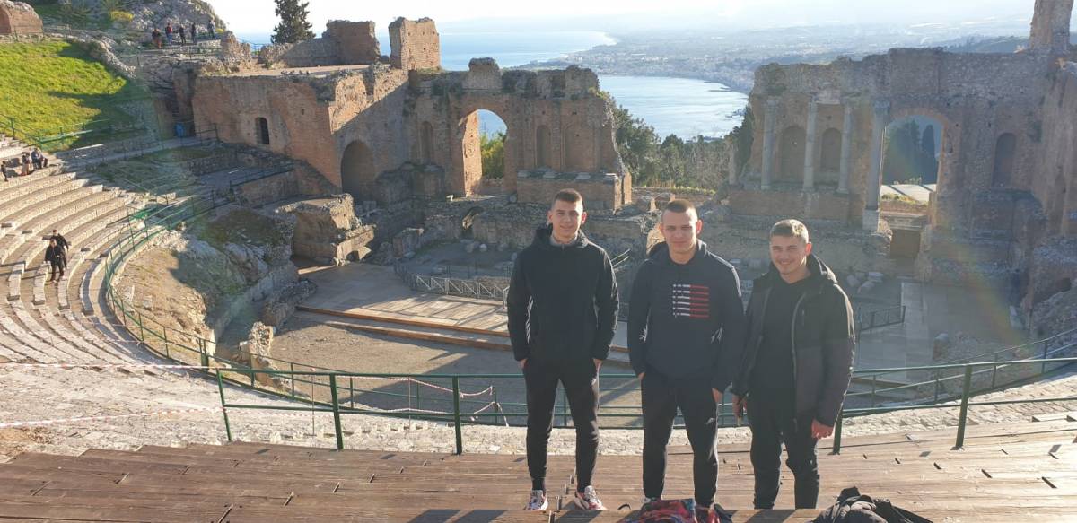 Učenici Ekonomske škole Požega predstavili su svoj izum SolarBag na Siciliji