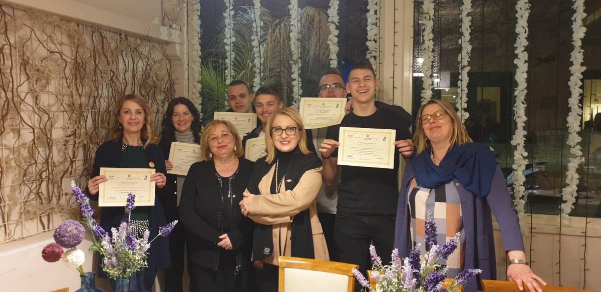 Učenici Ekonomske škole Požega predstavili su svoj izum SolarBag na Siciliji