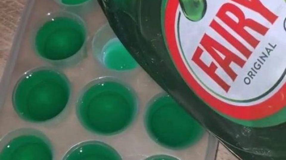 Pogledajte neobičan trik za čišćenje rešetki pećnice: ʼZamrznite deterdžent za suđe!ʼ