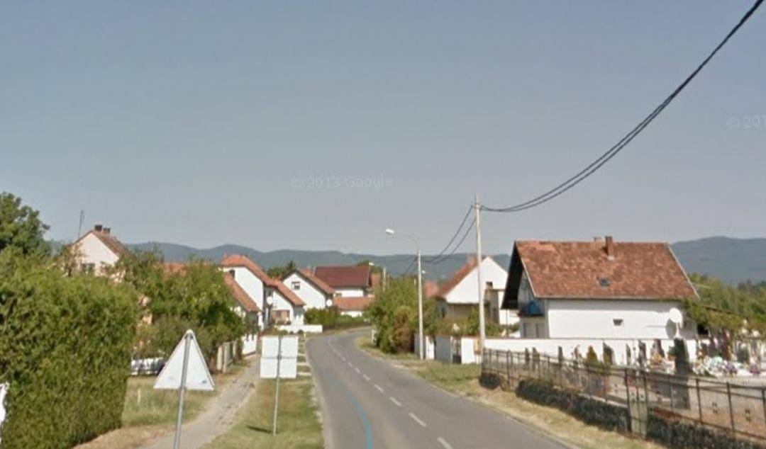 KAOS U MIHALJEVCIMA: Pijani 21-godišnjak srušio dva betonska stupa, a iz tuđe ograde povadio drvene dijelove