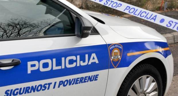 PLETERNICA: Policijski službenici pretražili obiteljsku kuću pa pronašli pištolje i streljivo