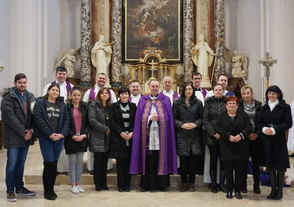 Slavlje obreda upisa među izabranike za sakramente kršćanske inicijacije u požeškoj Katedrali