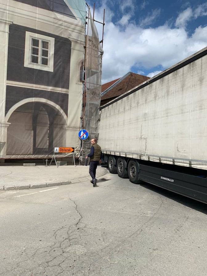 UPRAVO: Šleper zapeo za skelu kod Muzeja