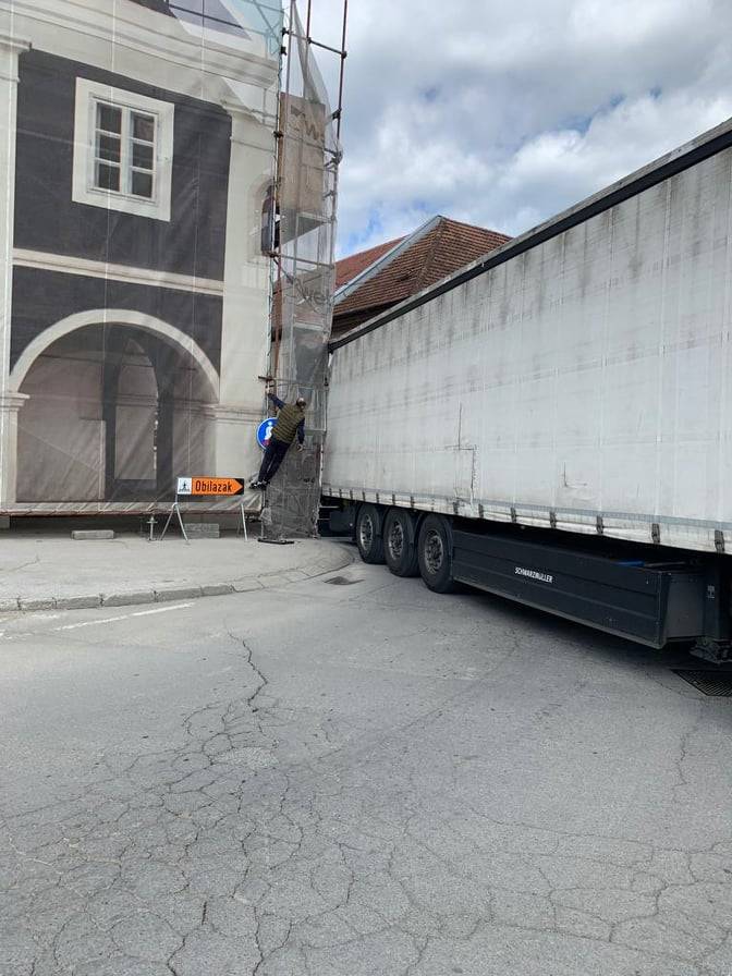 UPRAVO: Šleper zapeo za skelu kod Muzeja