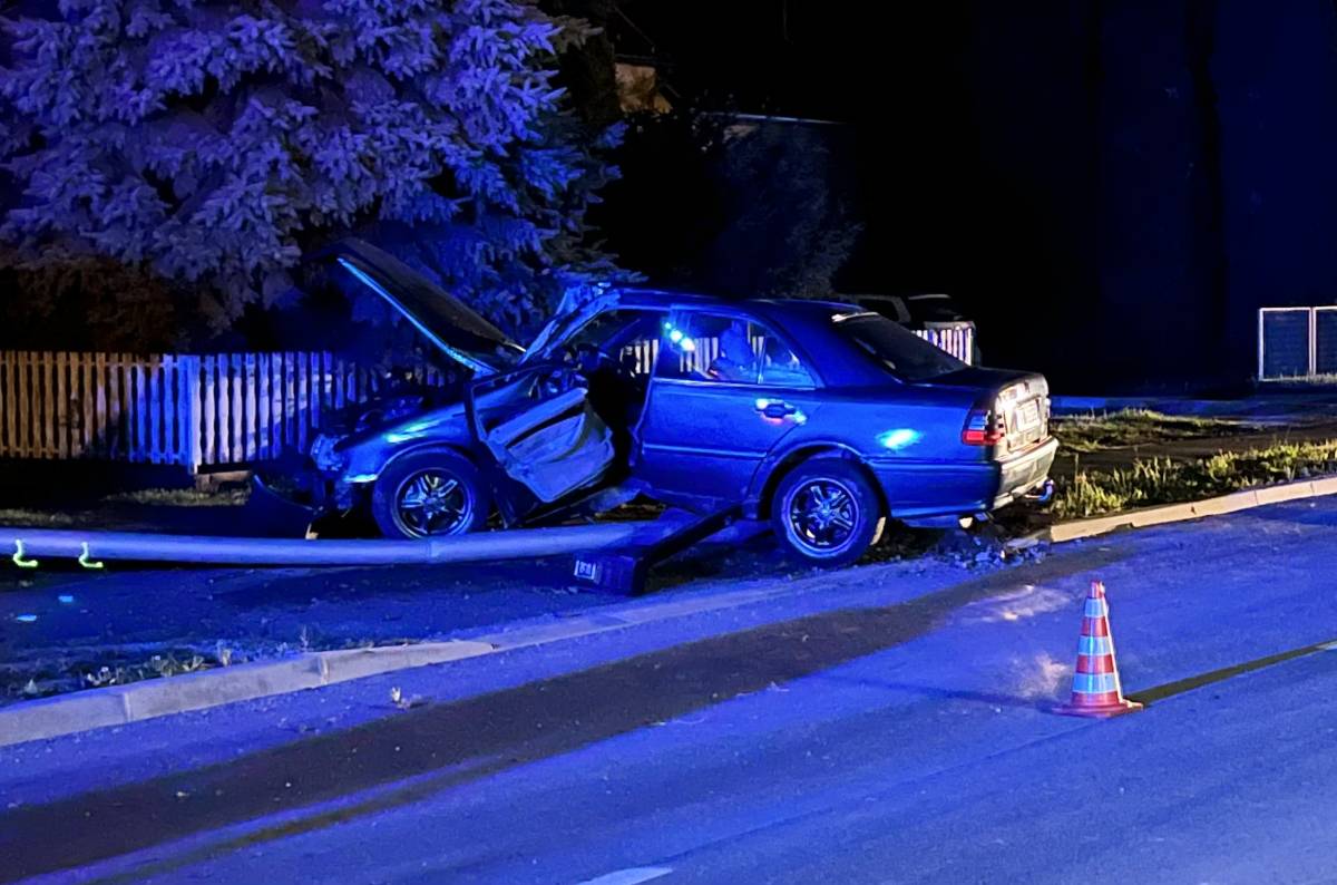 STRAVIČNI PRIZORI U POŽEGI: Odjeknulo kao bomba, automobilom srušio rasvjetni stup