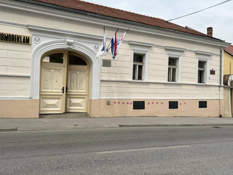 Na zgradi požeškog HDZ-a netko iscrtao listove marihuane
