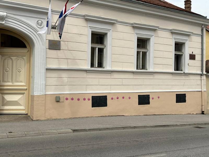 Na zgradi požeškog HDZ-a netko iscrtao listove marihuane