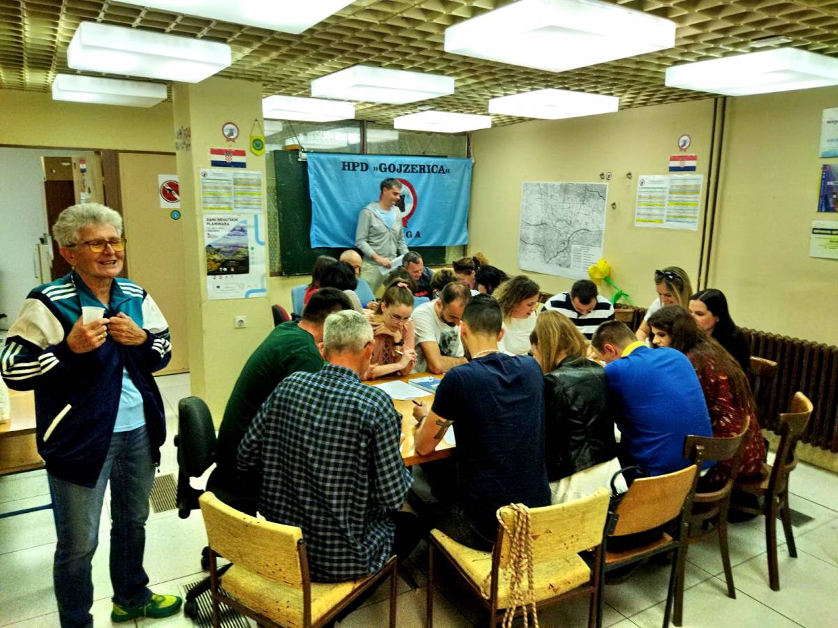Završila je 4. Opća planinarska škola u HPD Gojzerica Požega