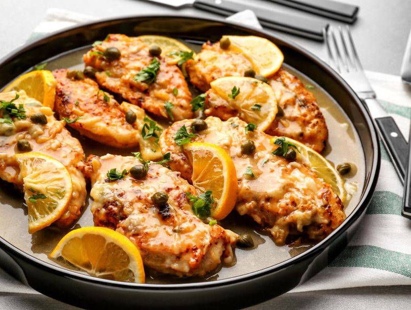 Savršena pileća prsa: Recept za pečeno meso u sočnom umaku od maslaca i limuna