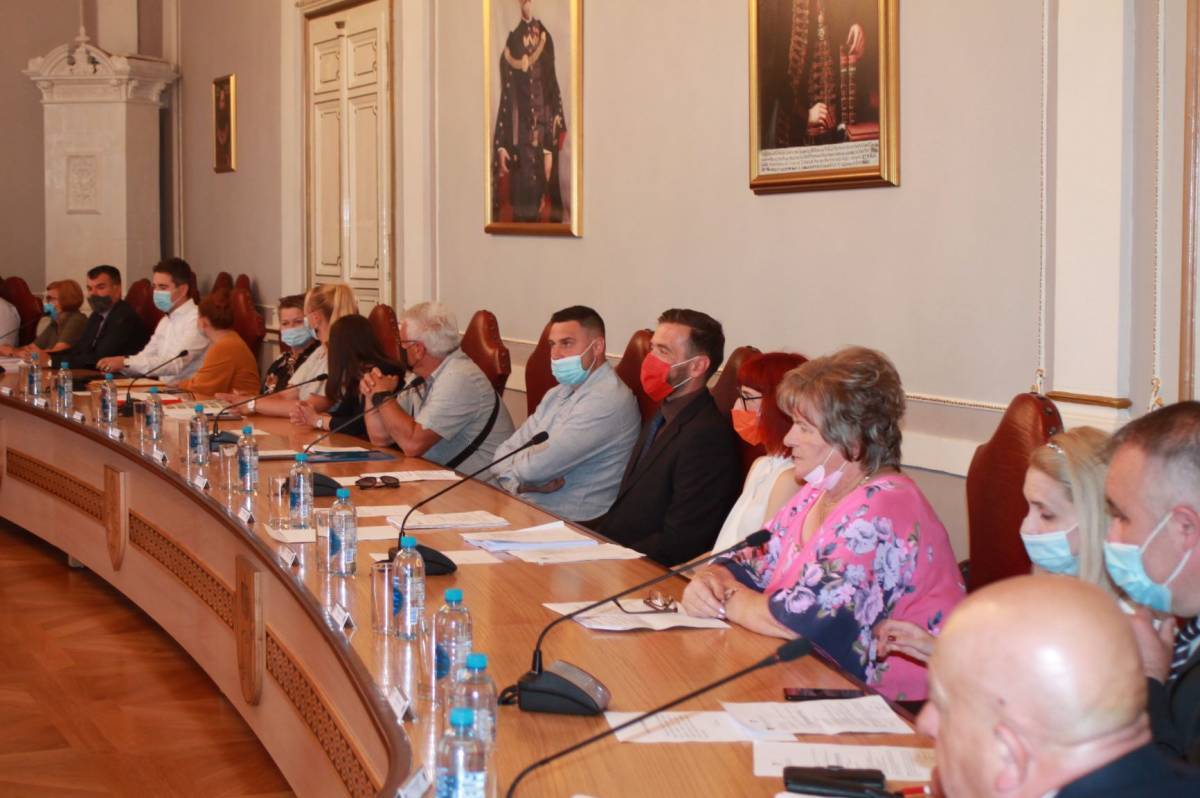 KLUB VIJEĆNIKA SDP-a PSŽ: ʺI nadalje smo županija koja potiče kriminal, neškolovanosti i rođačko postavljanje na funkcijeʺ