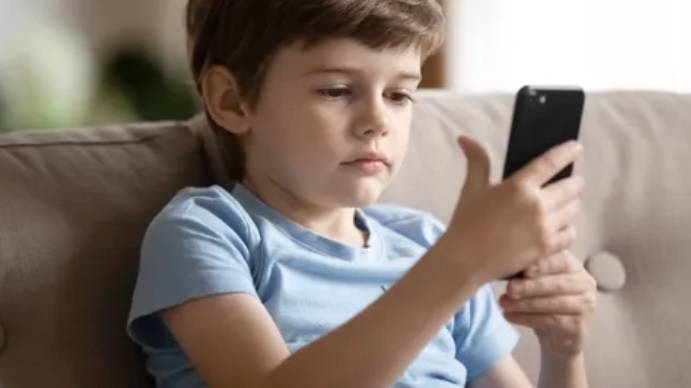 Mali Brođanin (8) očistio maminu karticu za 2000 kuna igrajući igricu na mobitelu: ʼPlaćao je odjeću likuʼ