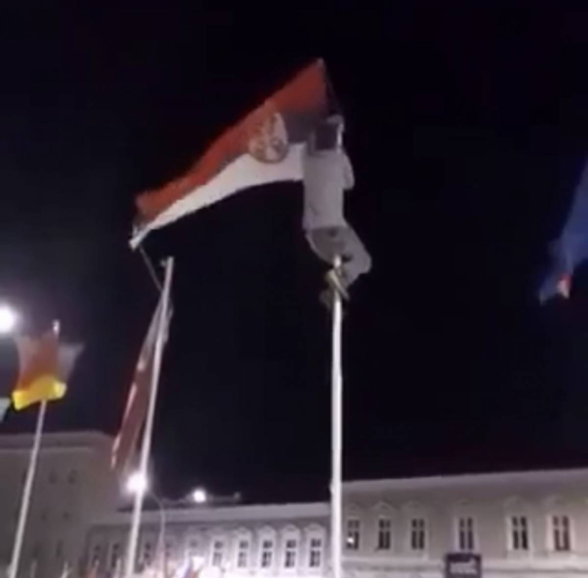 ODRAZ PRIMITIVIZMA: U Požegi skinuta srpska zastava koja je stajala na Trgu Svetog Trojstva zbog održavanja Festivala jednominutnog filma