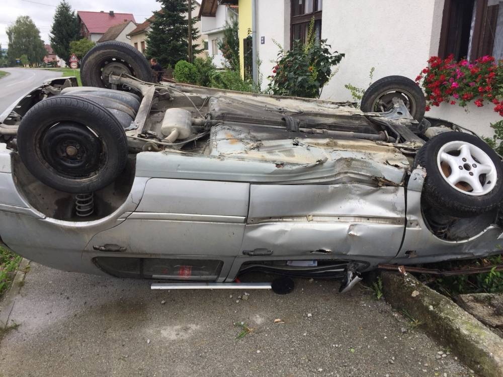 Bizarna prometna nesreća u Mihaljevcima: Prevrnuo se autom na krov, skinuo tablice i pobjegao!