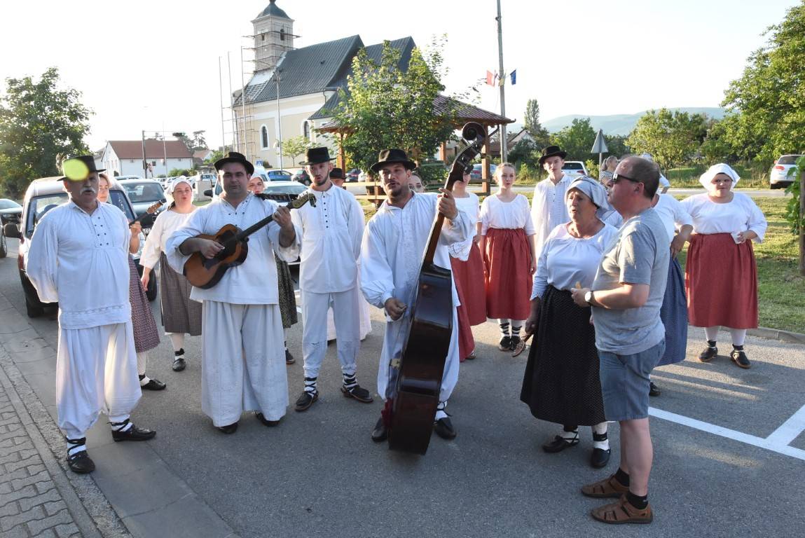 FOTO: Šokački običaji- pudarenje u Kaptolu