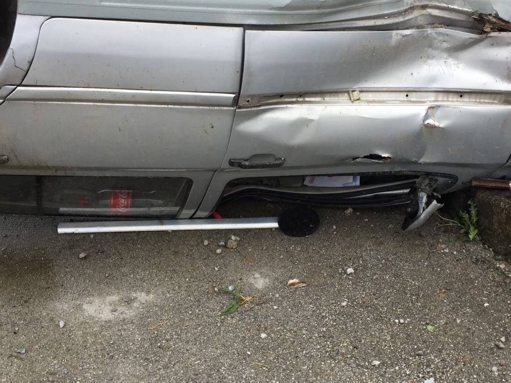 Bizarna prometna nesreća u Mihaljevcima: Prevrnuo se autom na krov, skinuo tablice i pobjegao!