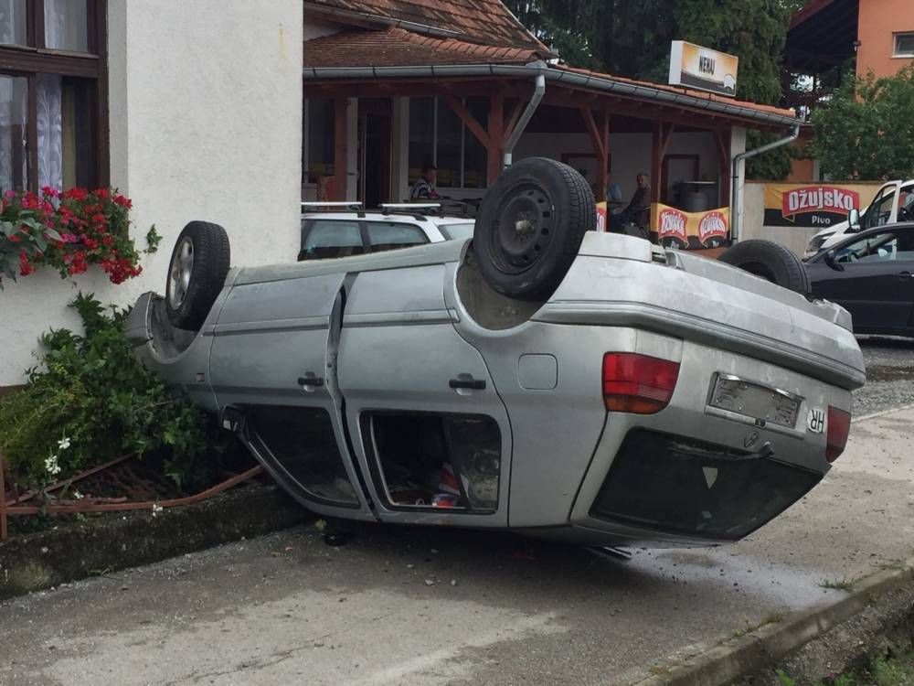 Bizarna prometna nesreća u Mihaljevcima: Prevrnuo se autom na krov, skinuo tablice i pobjegao!