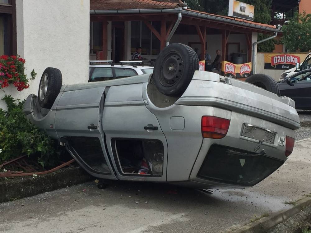 Bizarna prometna nesreća u Mihaljevcima: Prevrnuo se autom na krov, skinuo tablice i pobjegao!