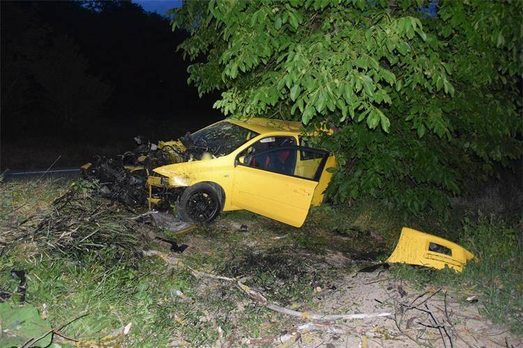 U prometnoj nesreći teško ozlijeđena tri maloljetnika, 19-godišnji vozač udario u stablo