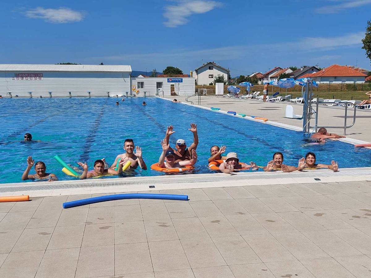 Na požeškim se bazenima održava škola plivanja za invalide s područja Požege