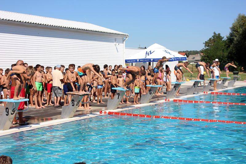 OBUKA NEPLIVAČA: Samo zahvaljujući Požeškom športskom savezu i Željku Mitroviću požeška djeca su imala besplatnu školu plivanja 