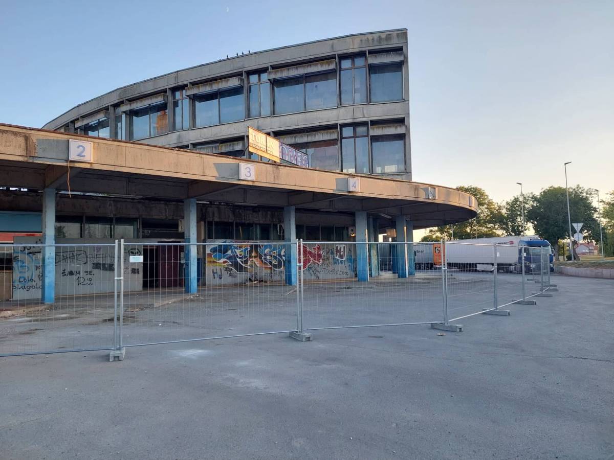 SAMO U POŽEGI: Građani ljuti jer je vlasnik ogradio zgradu u privatnom vlasništvu i onemogućio besplatno parkiranje