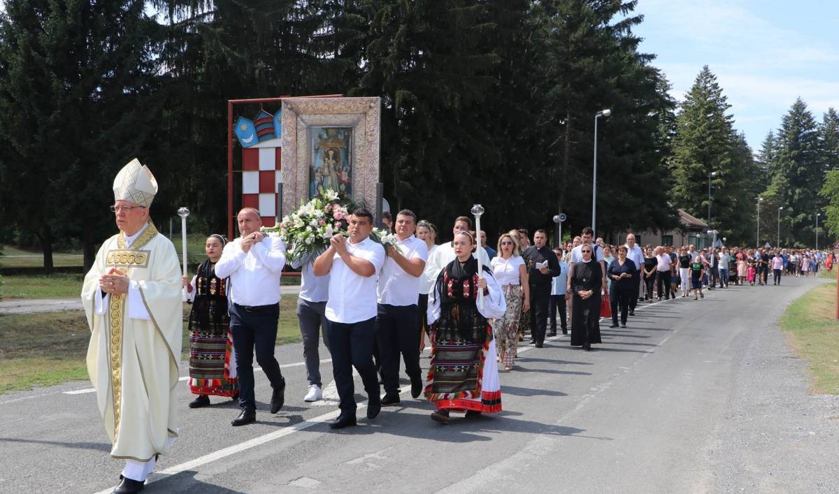 Biskup Škvorčević predvodio hodočašće obitelji s brojnom djecom u Voćin
