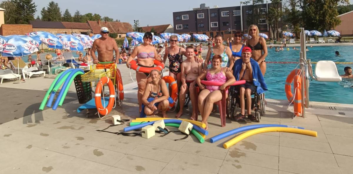 Na požeškim bazenima održana škola plivanja za osobe s invaliditetom