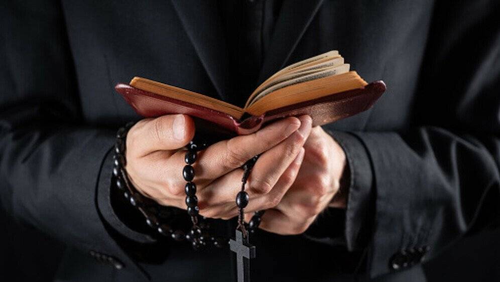 ʺBIO SAM U SEKSUALNOJ KRIZIʺ: Svećenik pratio seks uživo pa potrošio 150.000 eura