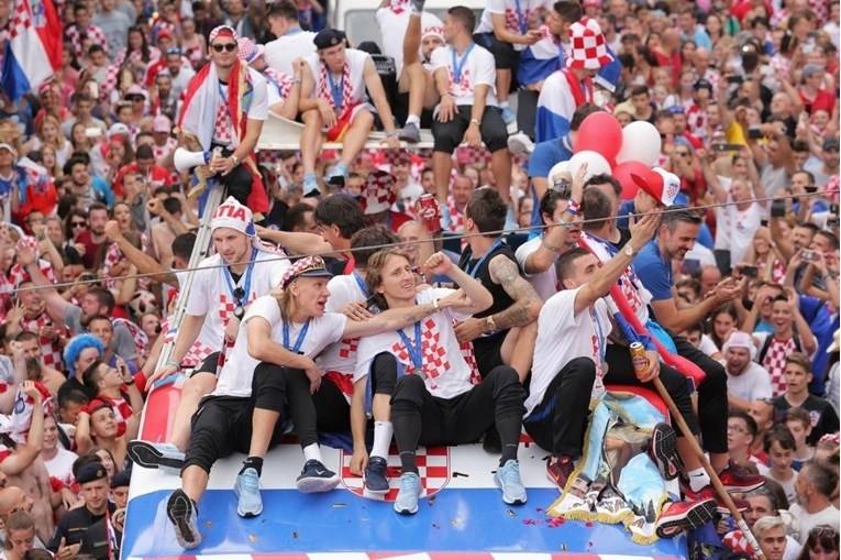POVIJESNA FOTKA: Vatreni na putu prema centru Zagreba, čeka ih oko pola milijuna navijača!