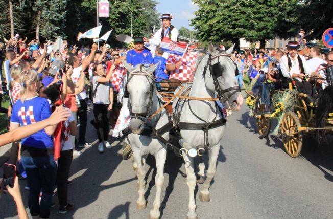 Šokačka nošnja i Vidin bećarac za Domagoja