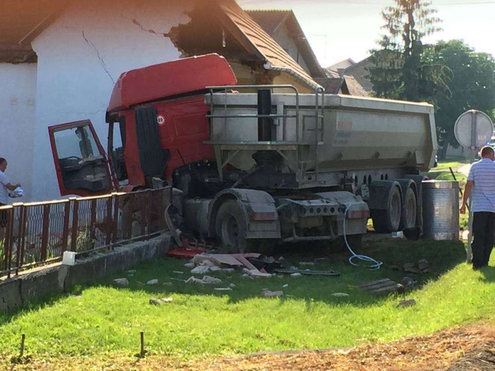 Kamionom sletio s kolnika i udario u obiteljsku kuću u Dervišagi