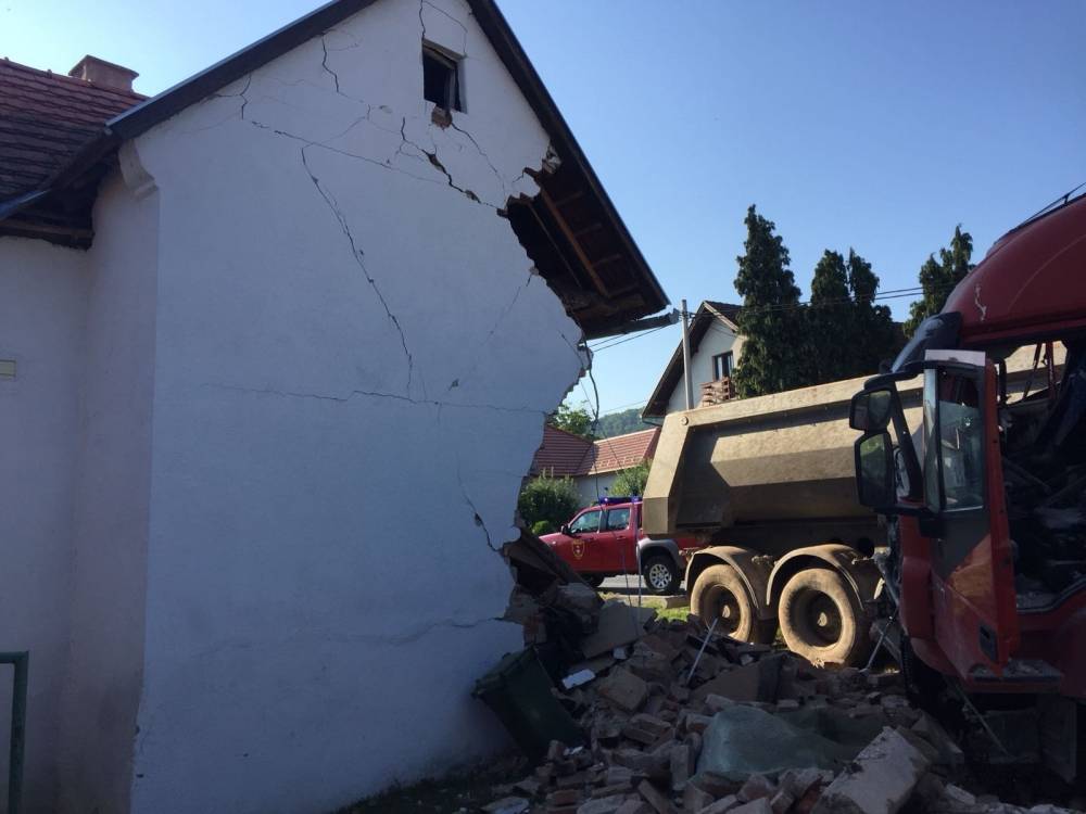 Kamionom sletio s kolnika i udario u obiteljsku kuću u Dervišagi