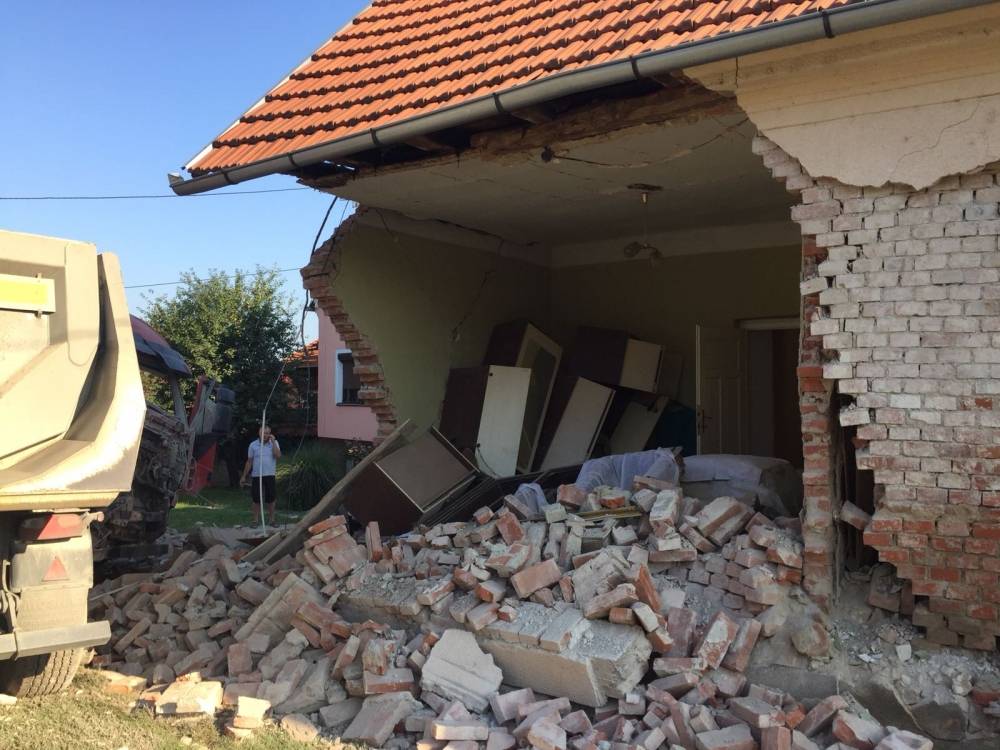 Kamionom sletio s kolnika i udario u obiteljsku kuću u Dervišagi