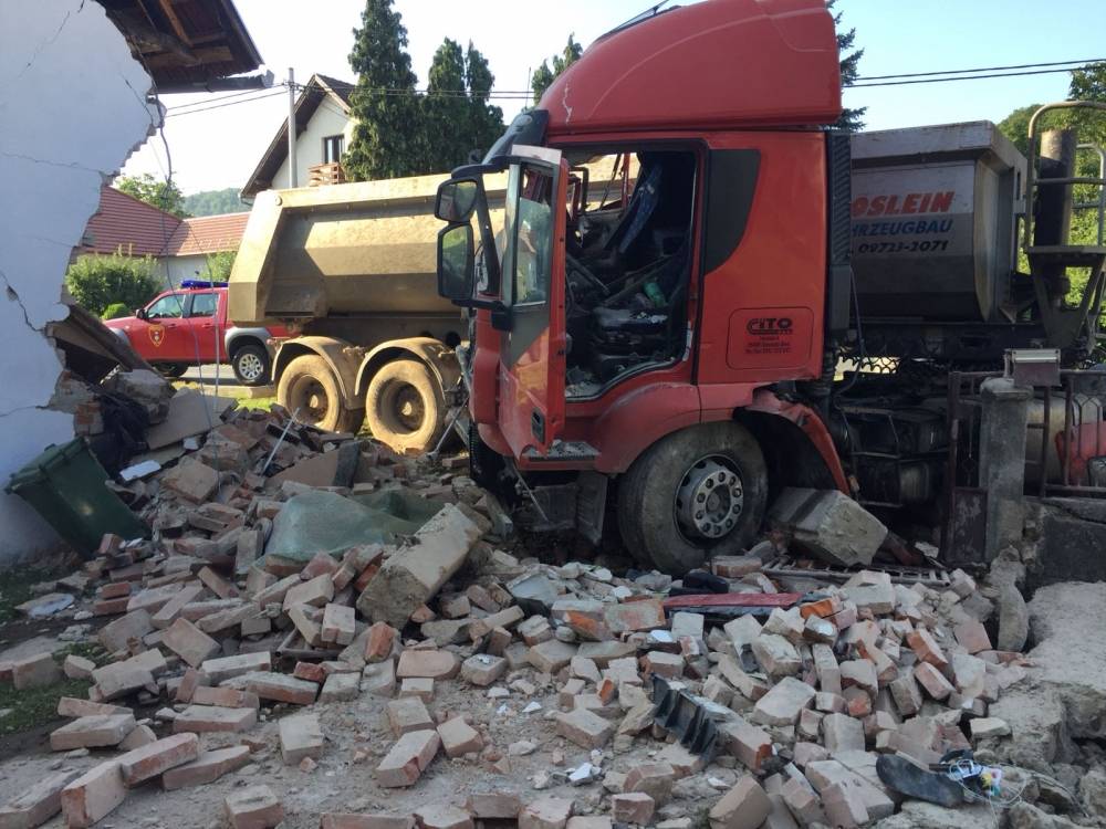 Kamionom sletio s kolnika i udario u obiteljsku kuću u Dervišagi