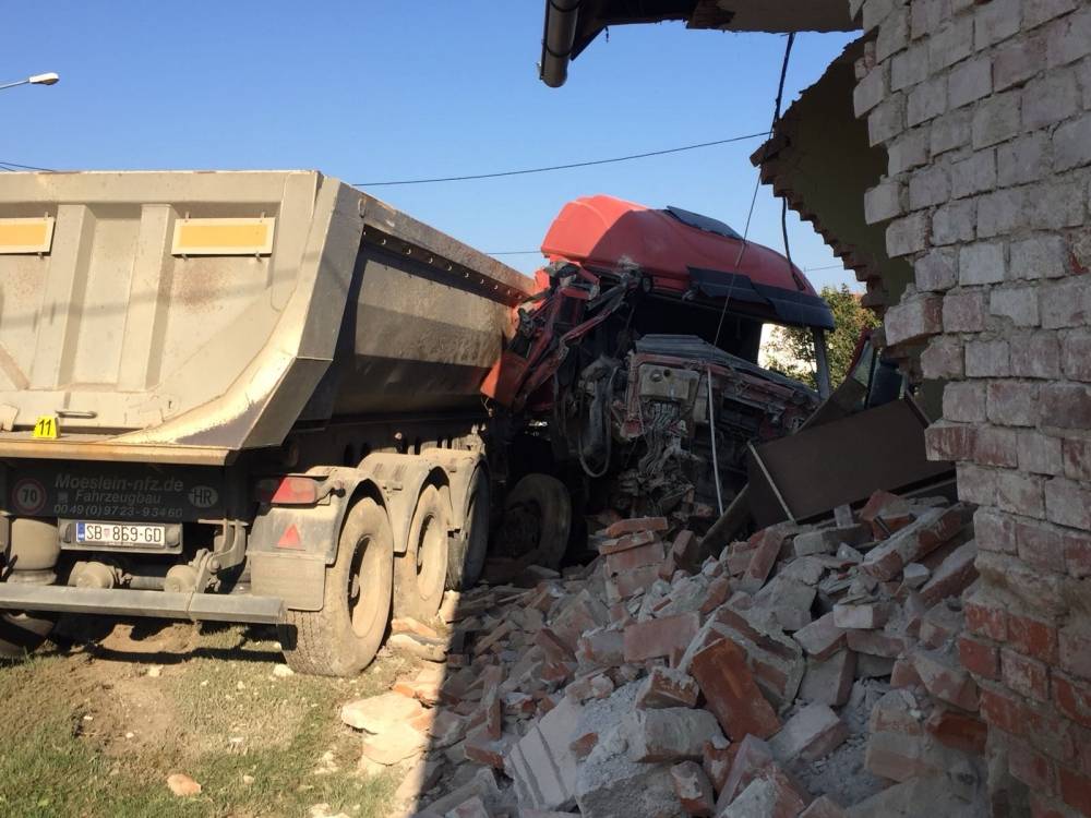 Kamionom sletio s kolnika i udario u obiteljsku kuću u Dervišagi