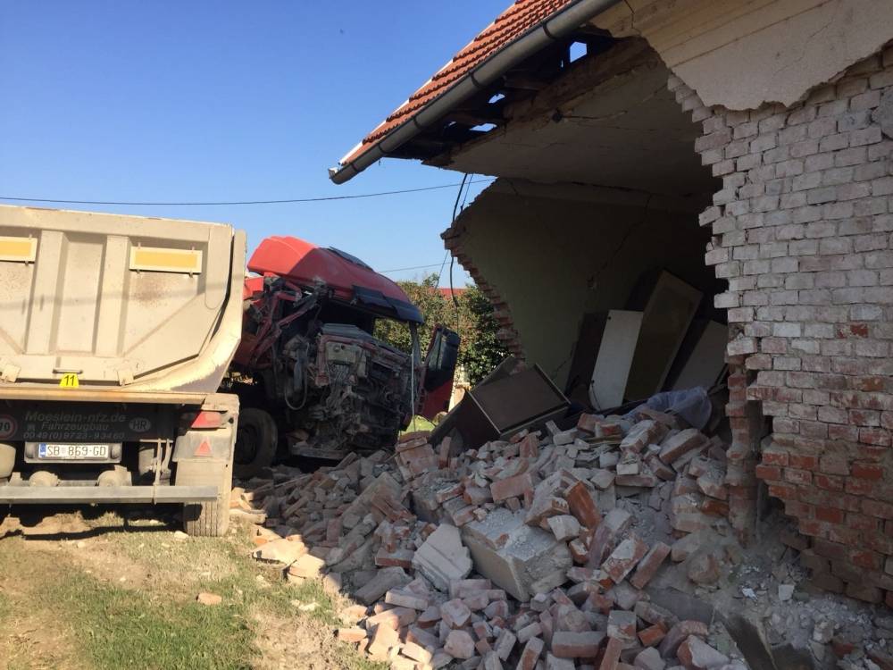 Kamionom sletio s kolnika i udario u obiteljsku kuću u Dervišagi