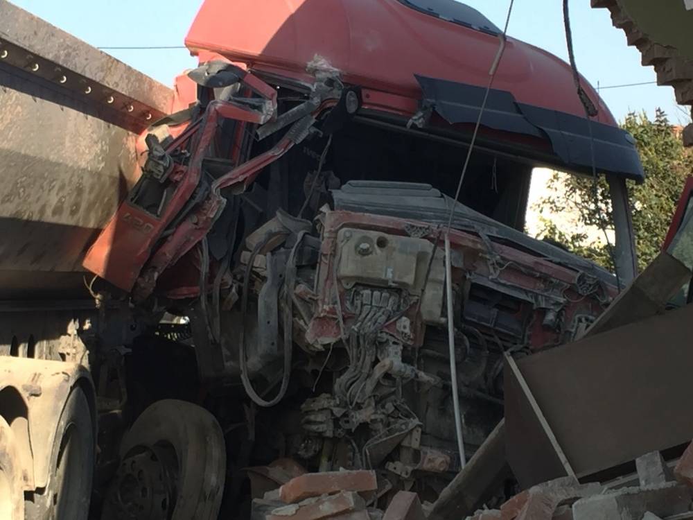 Kamionom sletio s kolnika i udario u obiteljsku kuću u Dervišagi