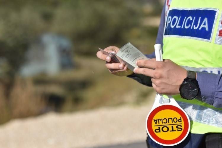 REKORDER VIKENDA: Muškarac (58) upravljao neregistriranim vozilom, bez vozačke dozvole, odbio alkotest i vrijeđao policajce pa ʺzaradioʺ 12.600.00 kn kazne