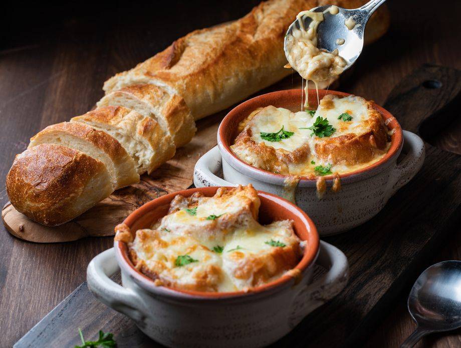 Francuski lijek protiv mamurluka: Recept za juhu od luka koja će vas i zagrijati i zasititi
