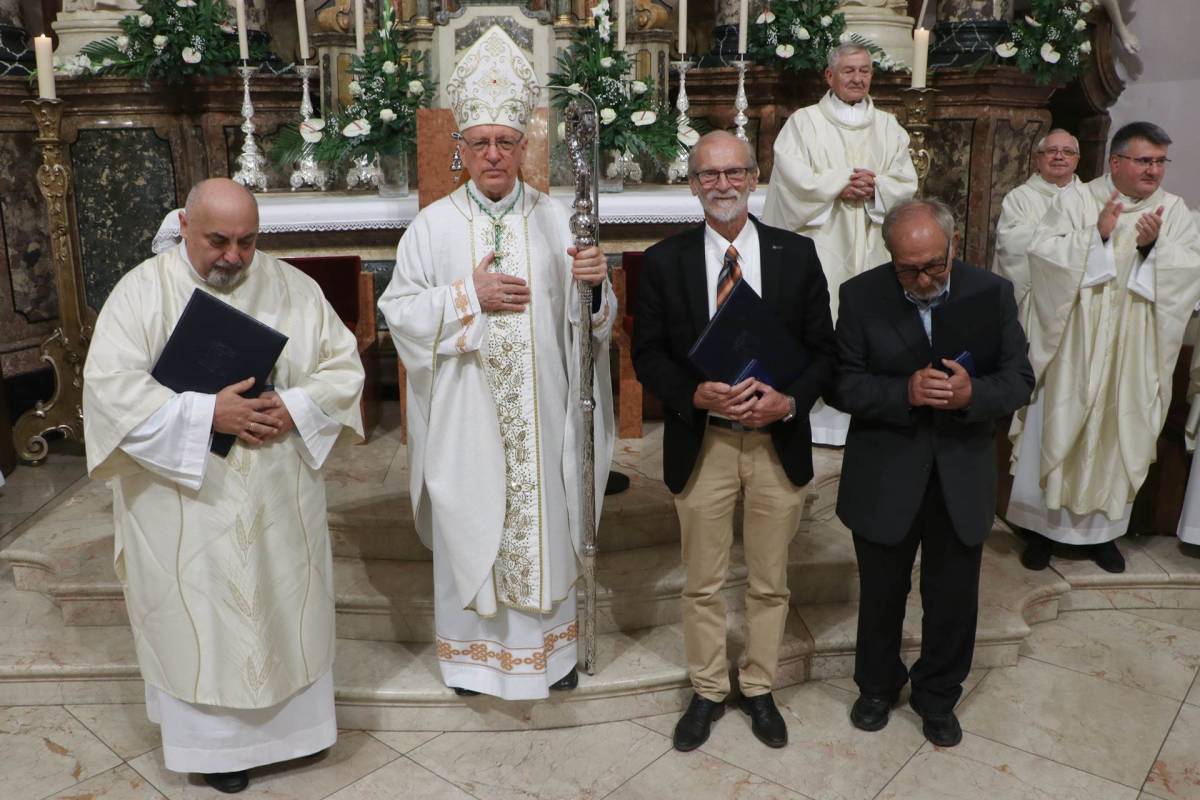 Požeška biskupija dodijelila zaslužnim vjernicima medalju Požeške biskupije s Poveljom zahvalnosti 