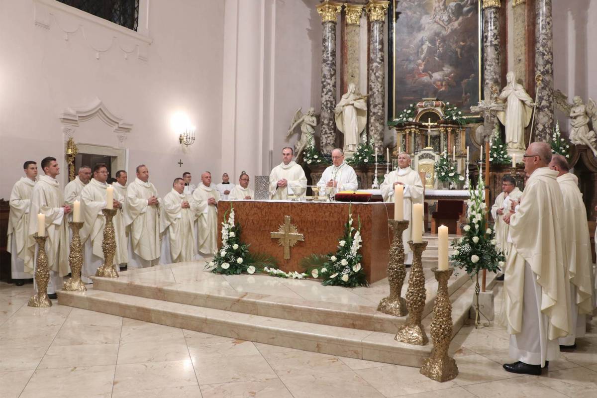 Biskup Škvorčević predvodio slavlje u požeškoj Katedrali na dan 25. obljetnice uspostave Požeške biskupije 