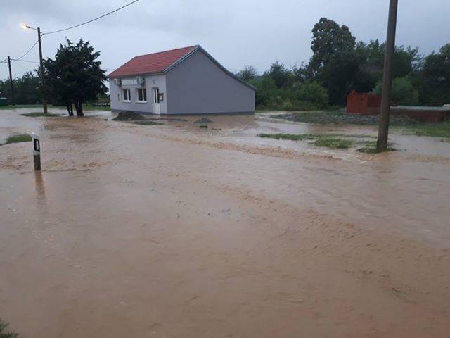 Zbog obilne kiše, poplave prijete obiteljskim kućama u N. Bešincima: ʺMi ovako više ne možemo živjeti!ʺ