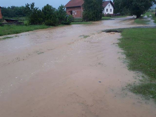 Zbog obilne kiše, poplave prijete obiteljskim kućama u N. Bešincima: ʺMi ovako više ne možemo živjeti!ʺ