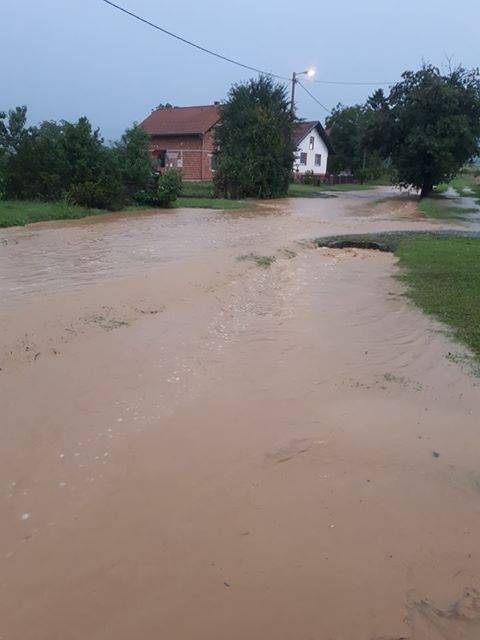 Zbog obilne kiše, poplave prijete obiteljskim kućama u N. Bešincima: ʺMi ovako više ne možemo živjeti!ʺ