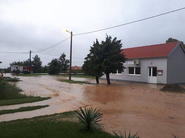 Zbog obilne kiše, poplave prijete obiteljskim kućama u N. Bešincima: ʺMi ovako više ne možemo živjeti!ʺ