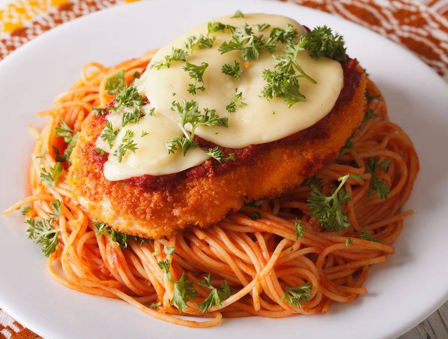 Jelo koje ima sve: Recept za sočnu i hrskavu parmigianu od piletine